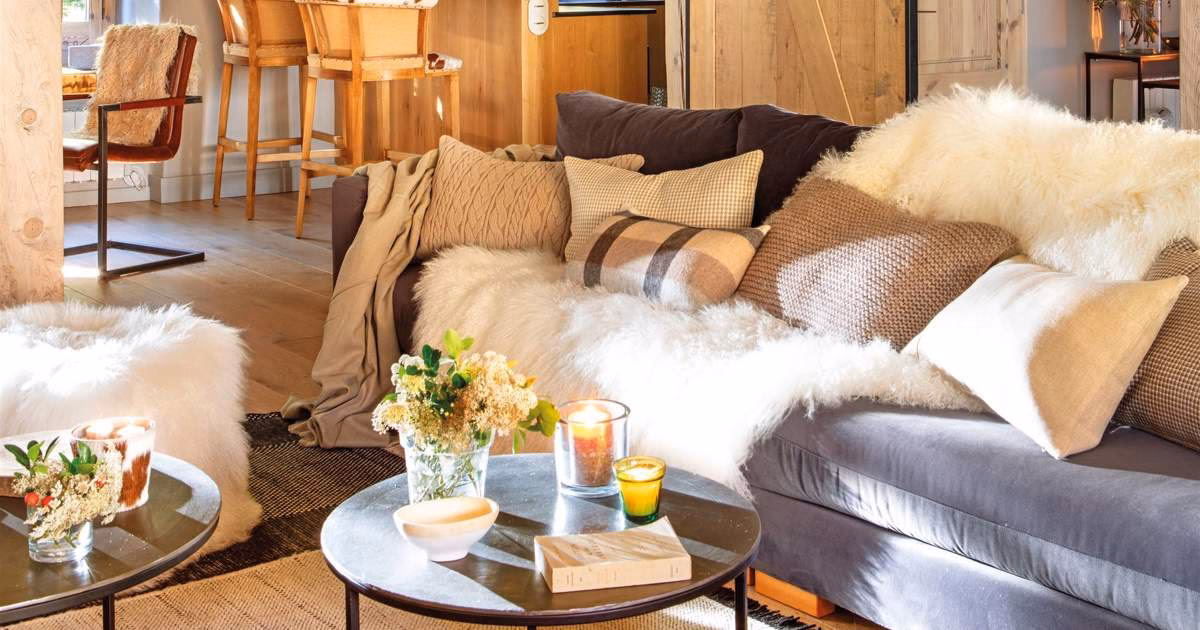 ¿Cómo colocar una manta en un sillón?