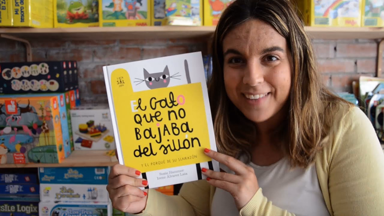 ¿Qué significa que un gato se siente debajo de tu silla?