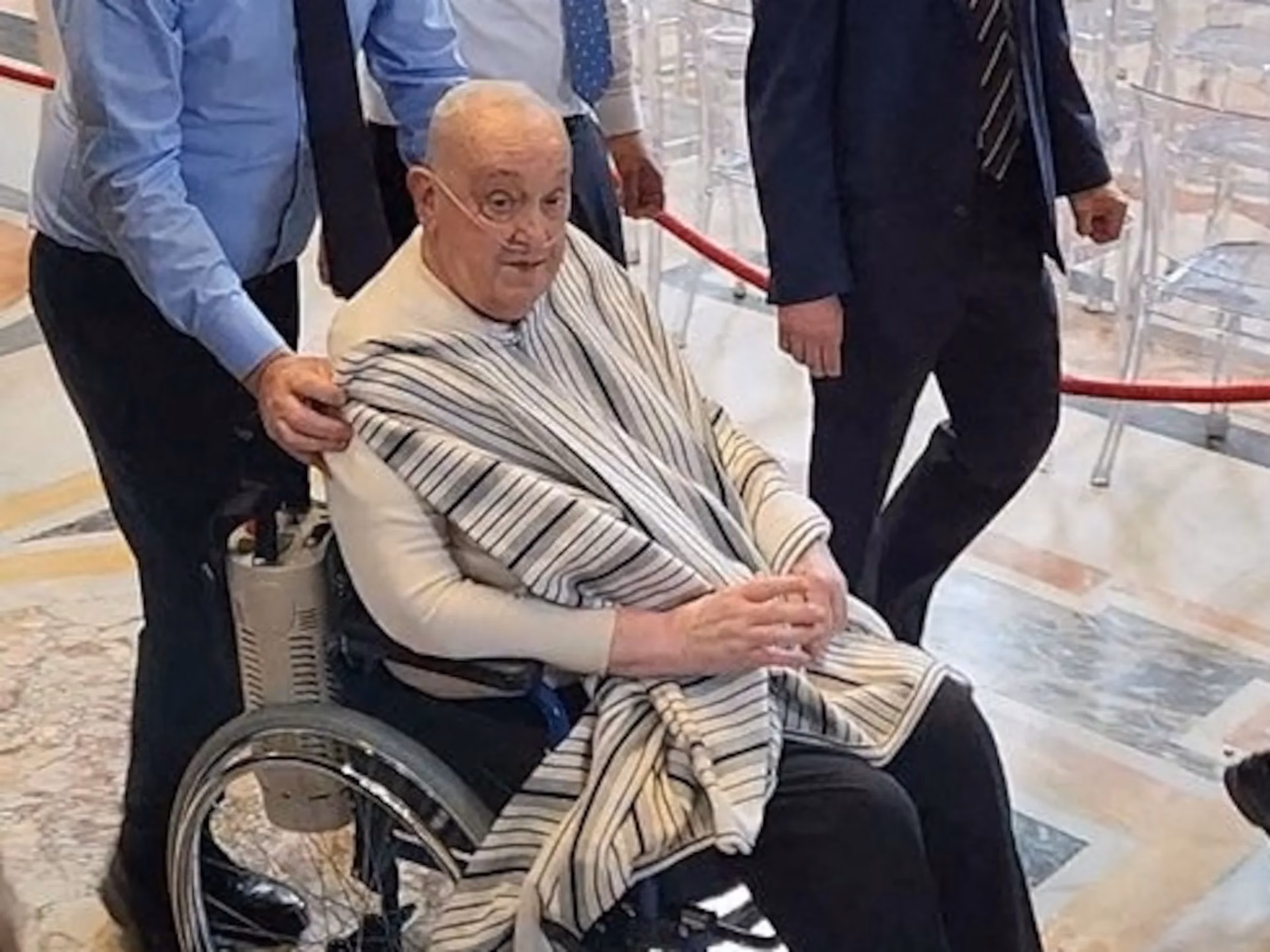 ¿Qué hay detrás de la silla del papa?