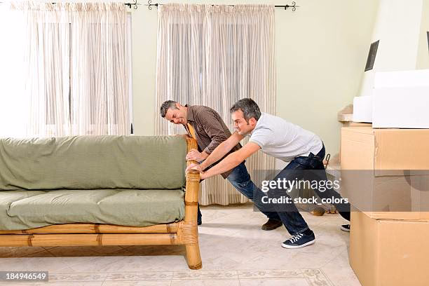 ¿Qué tipo de fuerza se aplica al empujar una silla?