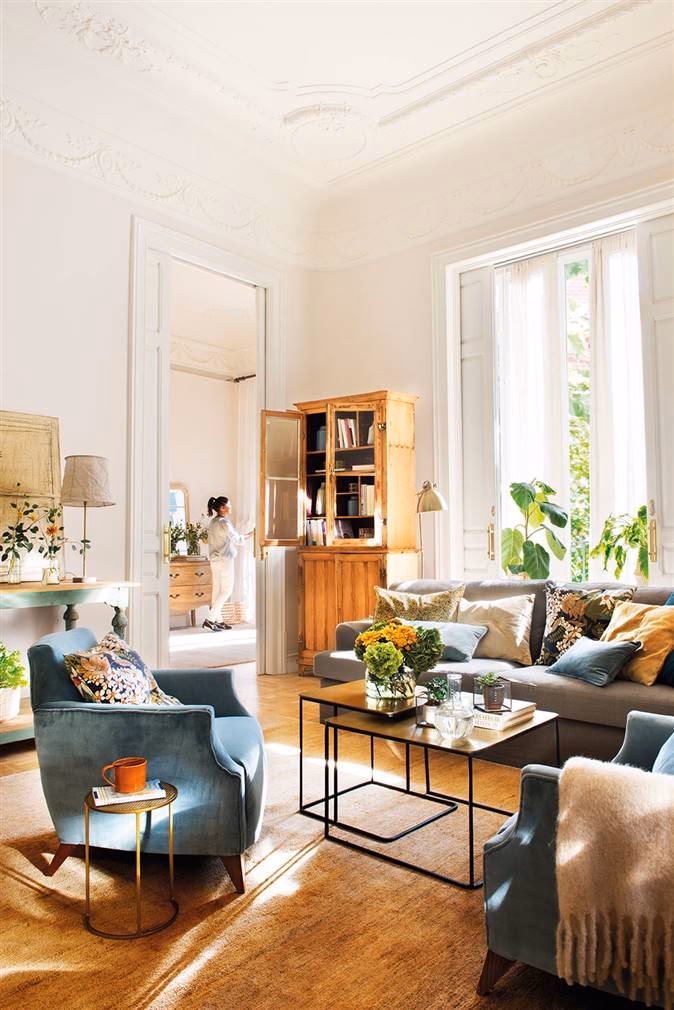 ¿Cuál es la distancia mínima de paso entre los muebles?