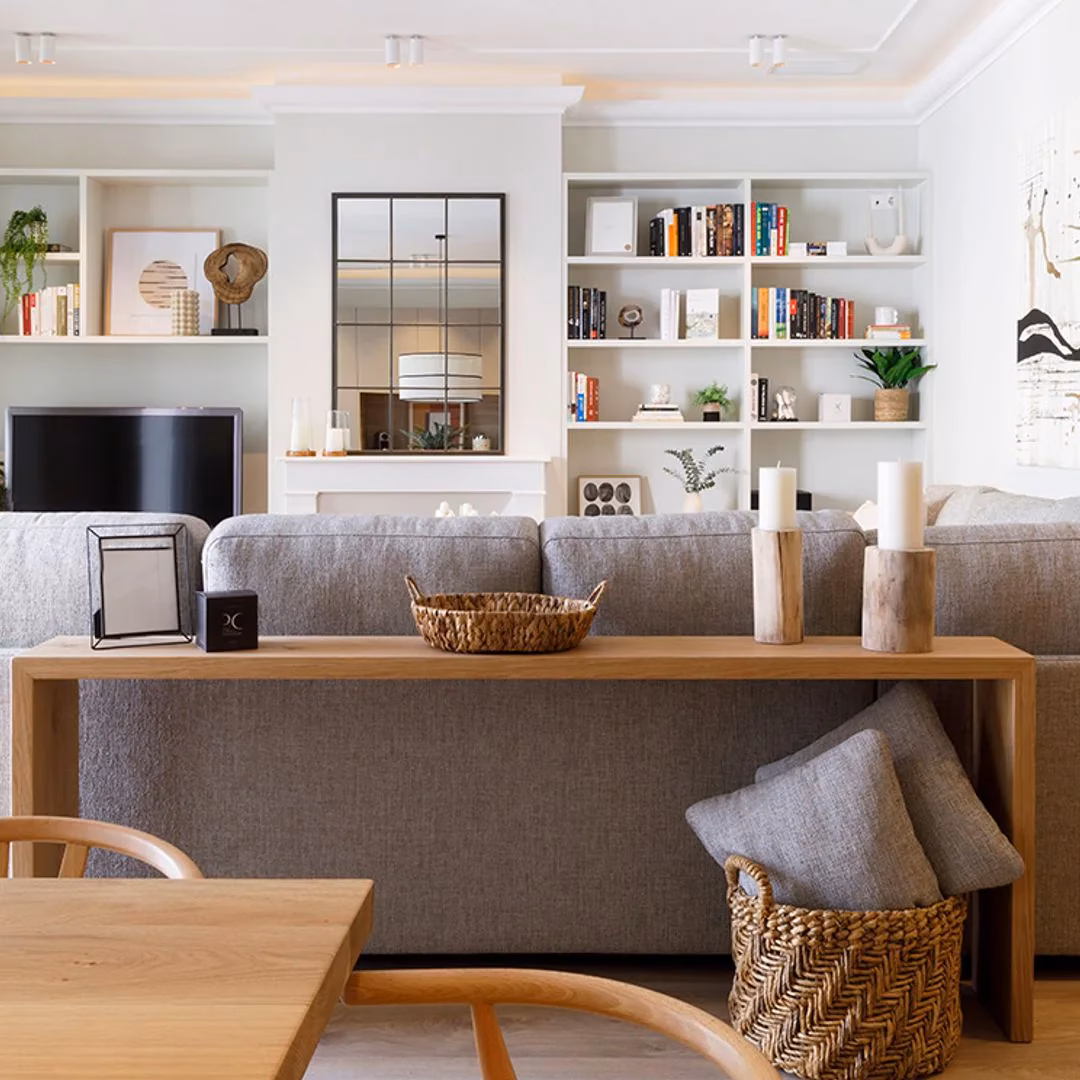 ¿Cuál es la distancia mínima entre una pared y un sofá?