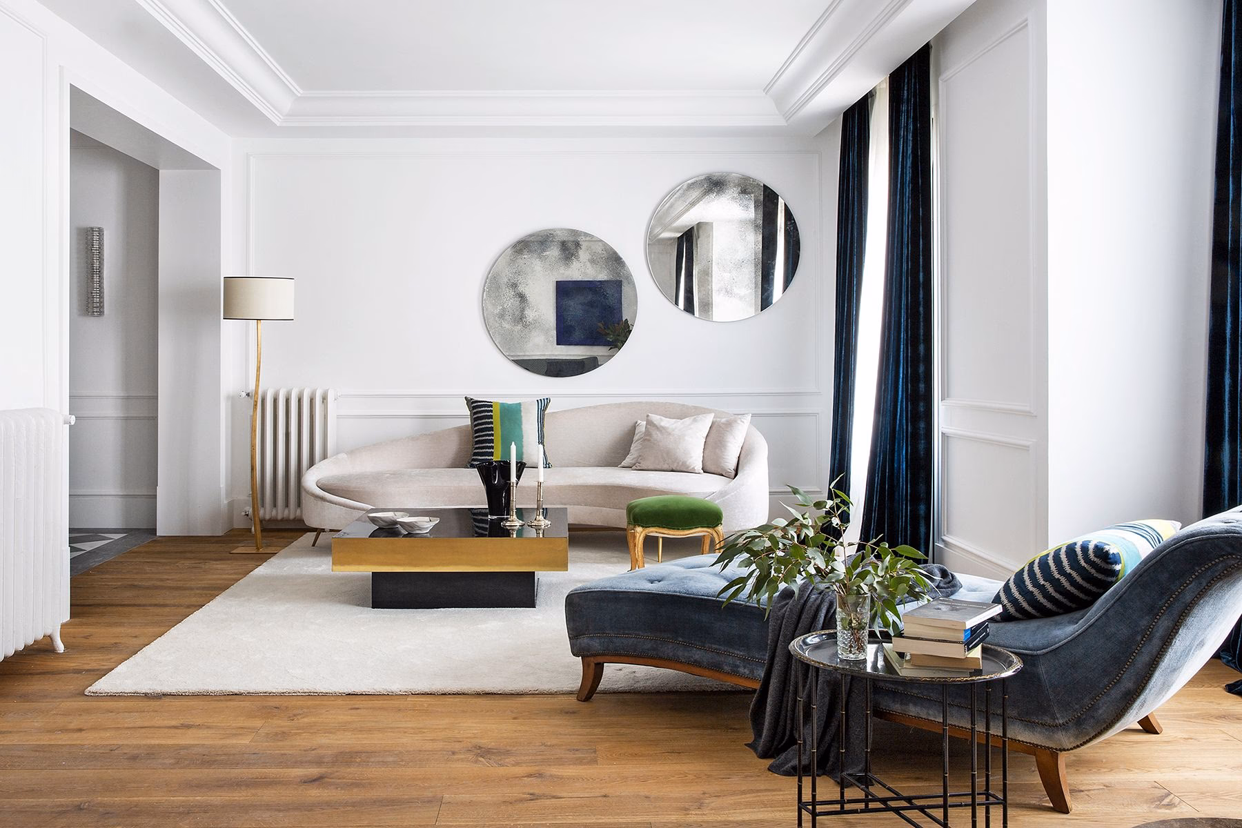 ¿Qué llevan los espejos por detrás?