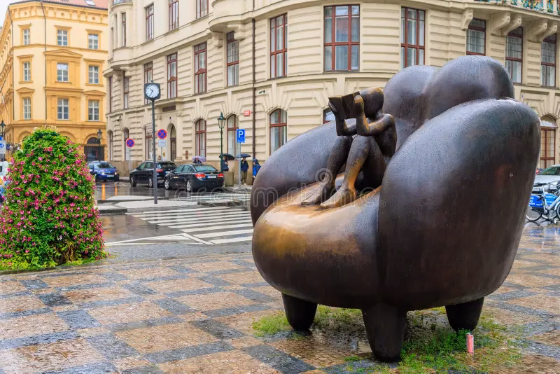 ¿Cómo se llama la estatua sentada?
