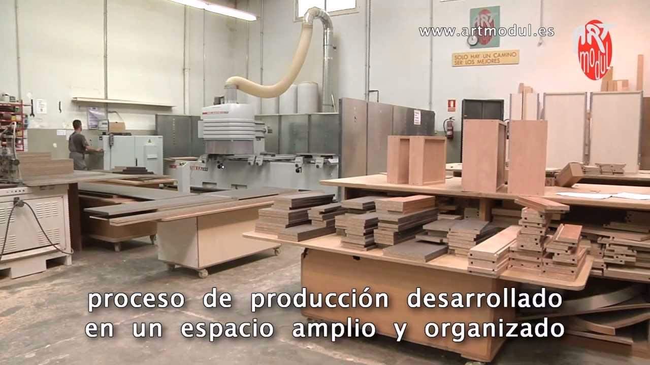 ¿Qué materia prima se utiliza en la fabricación de muebles de madera?