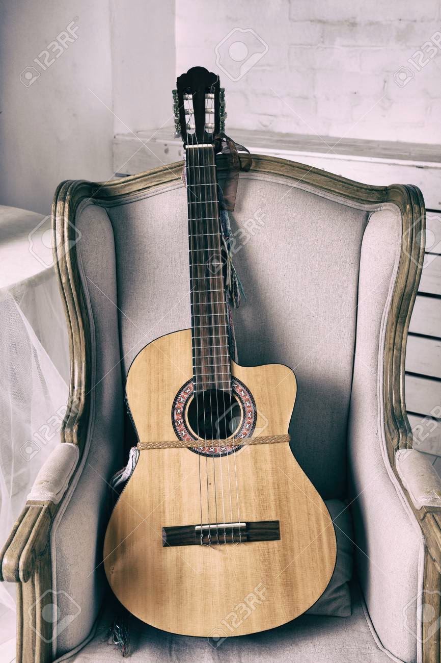 ¿Cómo se llama la guitarra que se toca sentado?