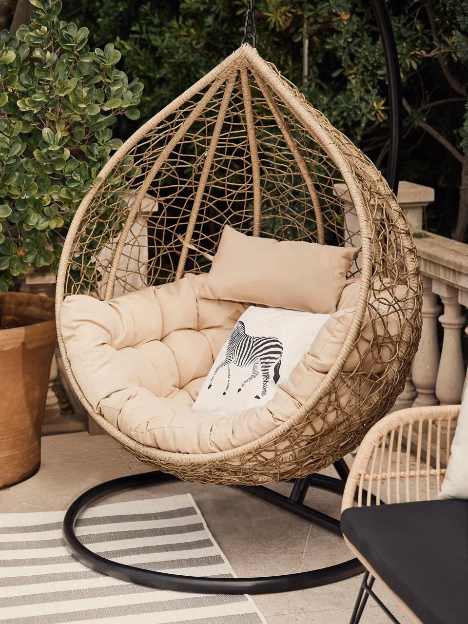 ¿Cómo se llaman las sillas que parecen huevo?