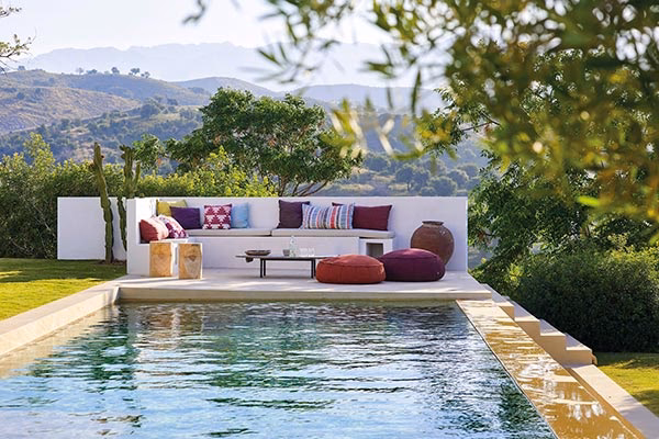 ¿Qué es lo más barato que se puede poner alrededor de una piscina?