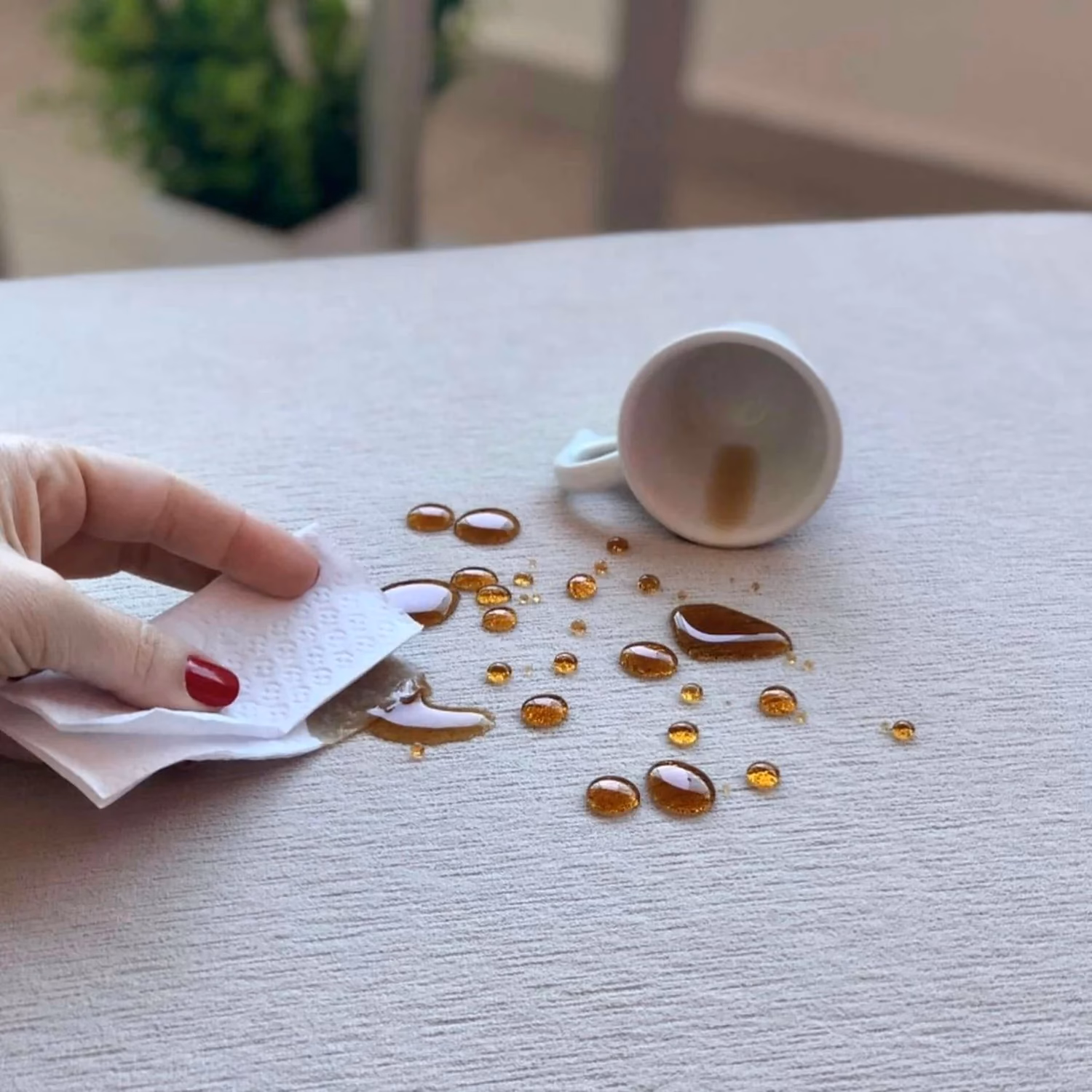 ¿Qué puedo poner en mi sofá para impermeabilizarlo?