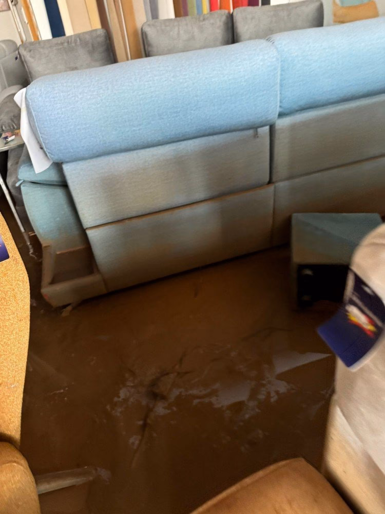 ¿Se puede salvar un sofá después de una inundación?