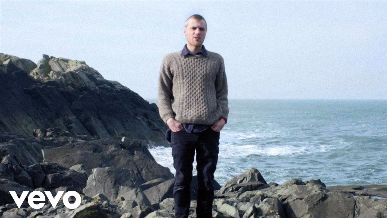 Does Johnny Flynn speak Italian?
