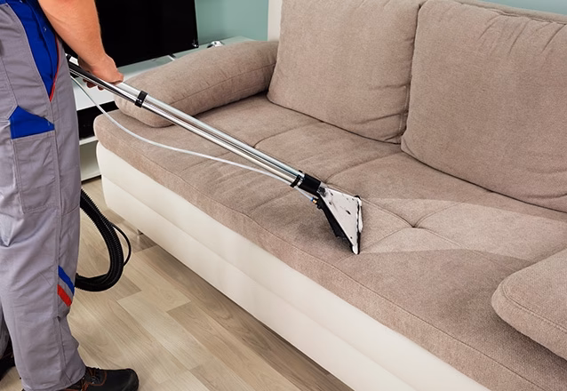 Como é feita a lavagem a seco no sofá?