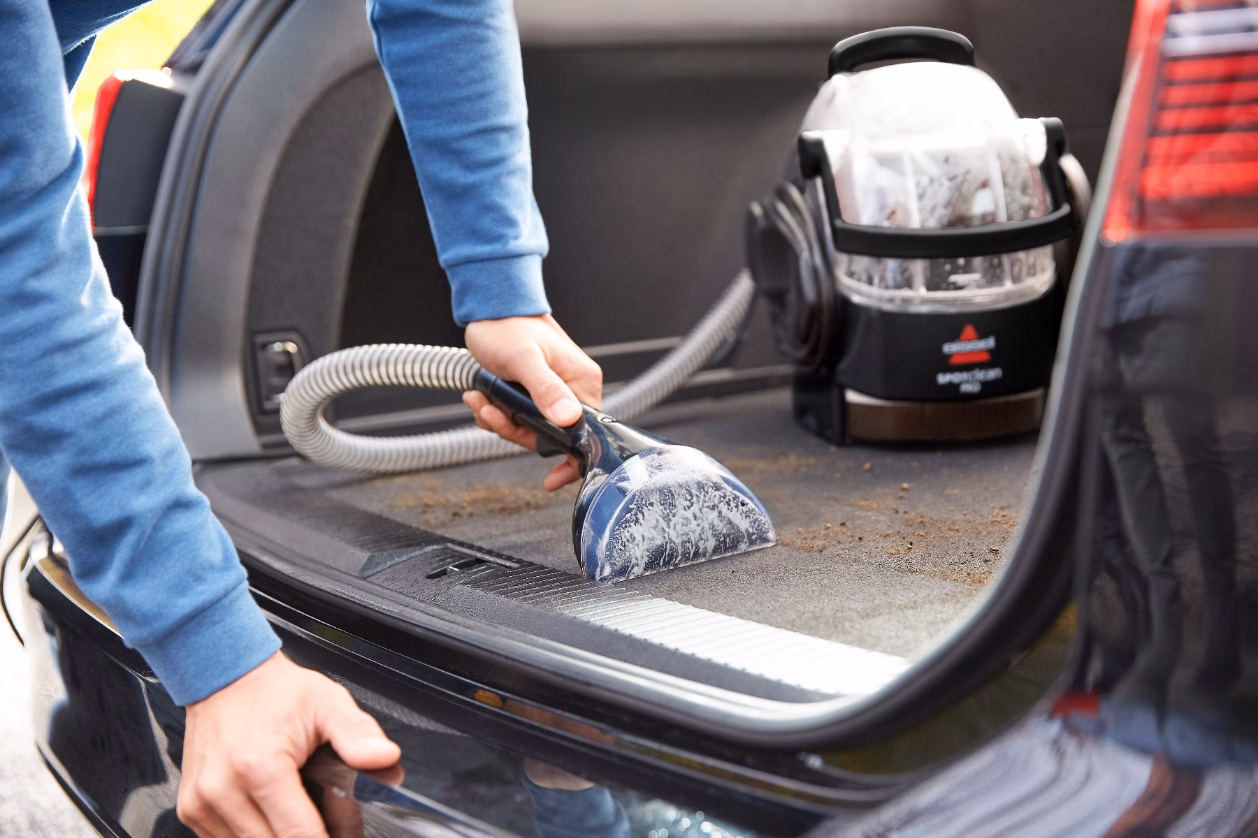 ¿Qué es bueno para limpiar los sillones del carro?