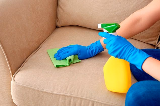 ¿Cómo se limpia un sofá con bicarbonato?