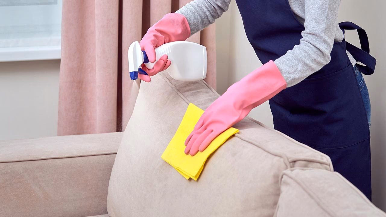 ¿Qué líquido es bueno para limpiar sillones?