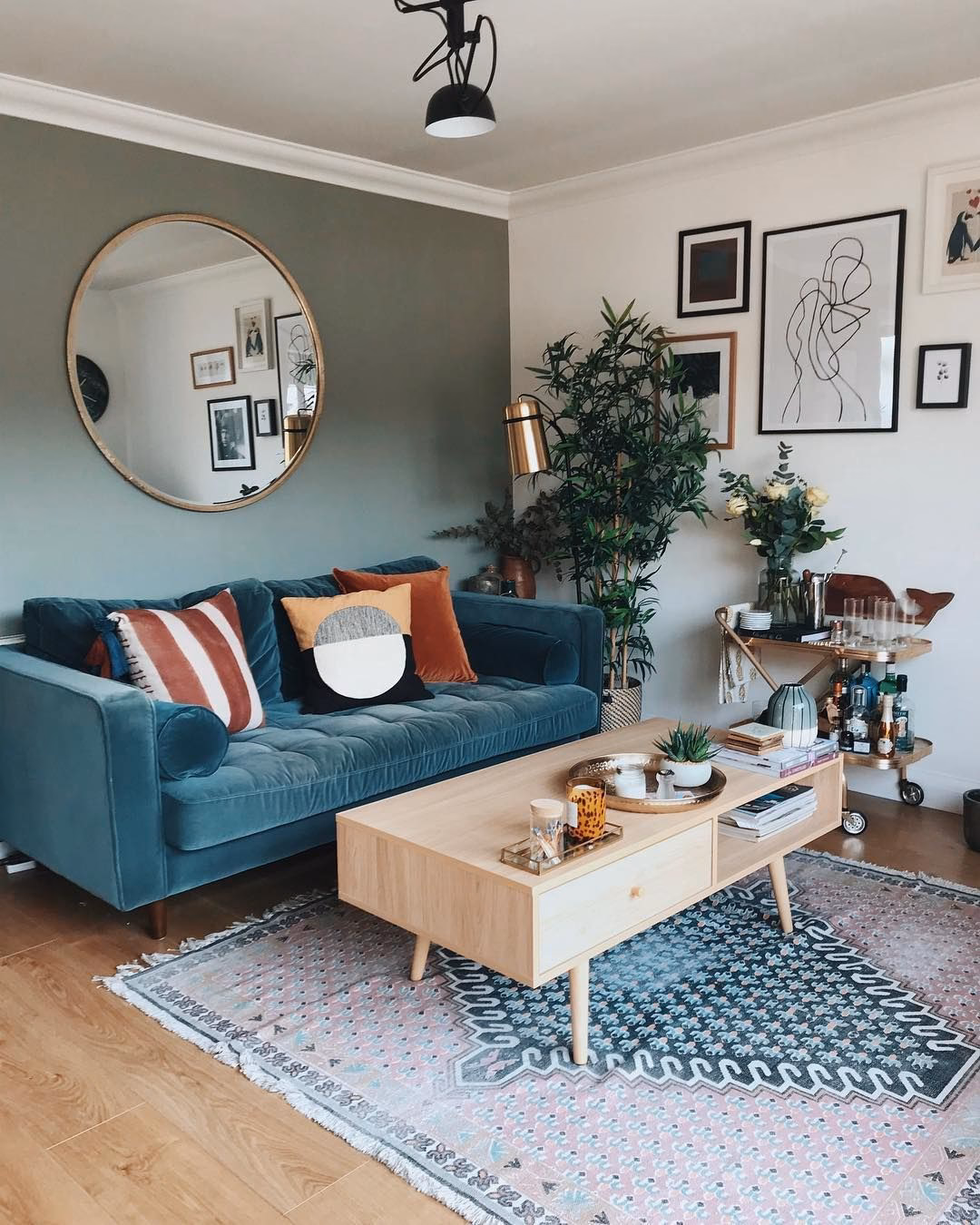 ¿Qué color de cortinas combinar con el sofá verde azulado de la sala de estar?