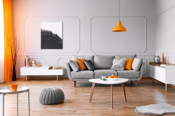 ¿El gris y el naranja combinan bien en una sala de estar?