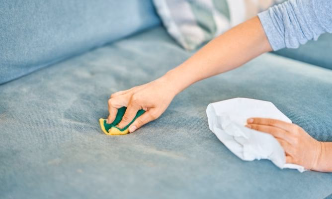 ¿Cómo quitar manchas de tintura de pelo en muebles?