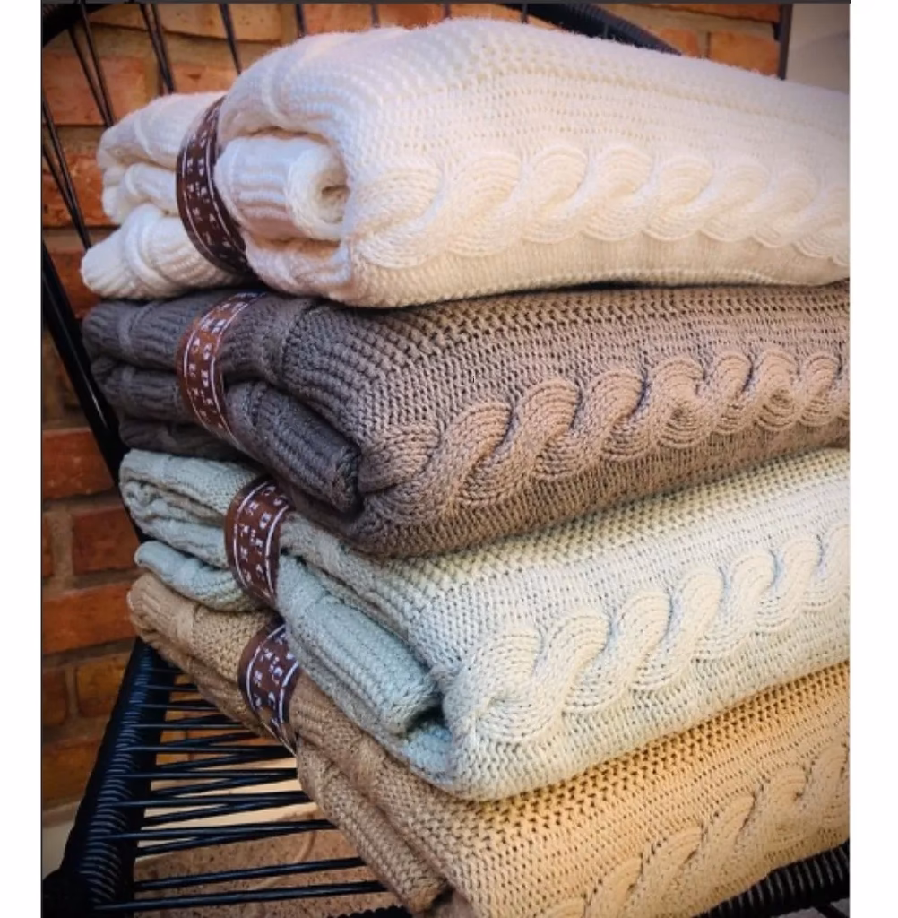 ¿Cuál es la diferencia entre mantas de punto y mantas tejidas?