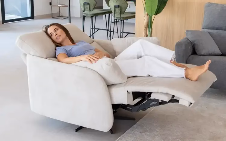 ¿Cómo aliviar el dolor de espalda por dormir en un sofá?