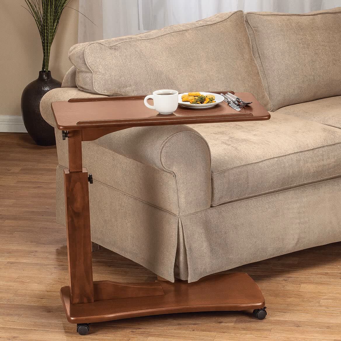 ¿Qué altura debe tener una mesa auxiliar en los sofás?