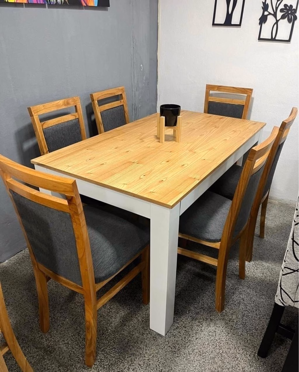 ¿Cómo se llaman las mesas con sillas pegadas?