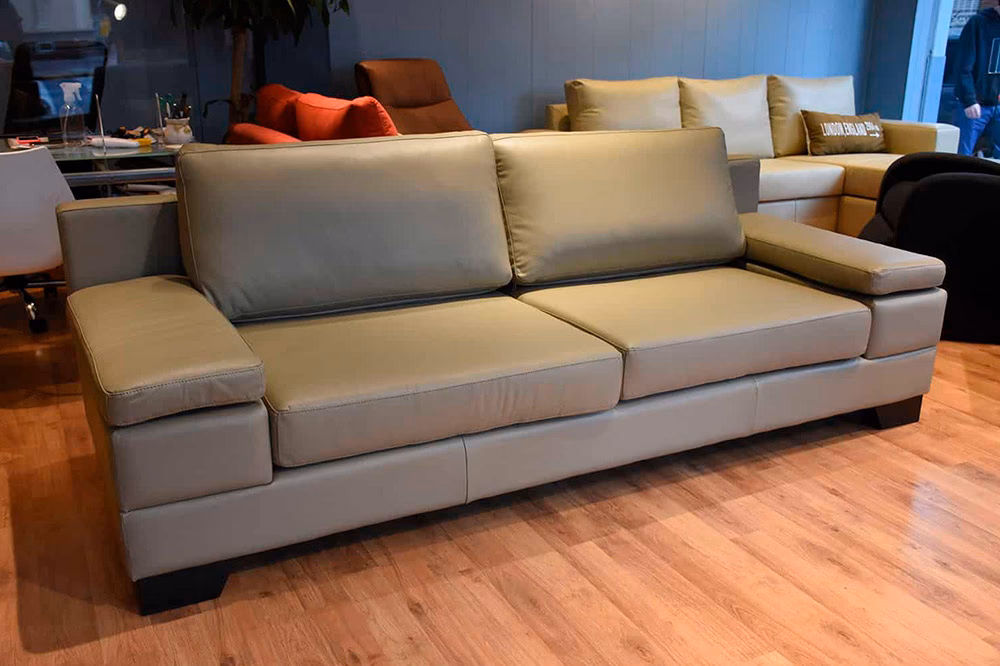 ¿Por qué mi silla cruje cuando me siento en ella?