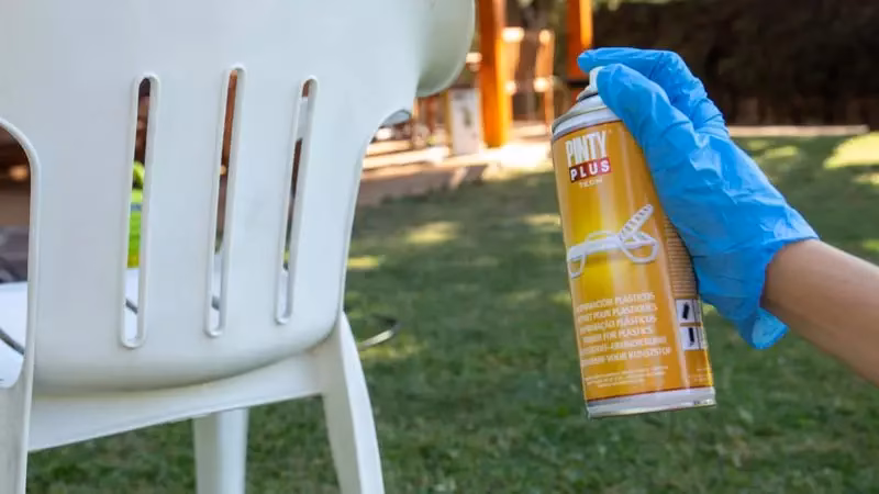 ¿Qué tipo de pintura se usa para pintar sillas de plástico?