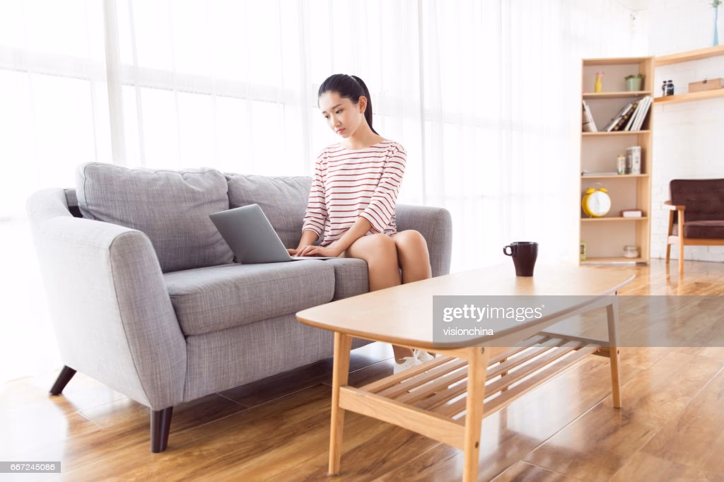 ¿Cuántas personas comen en el sofá?