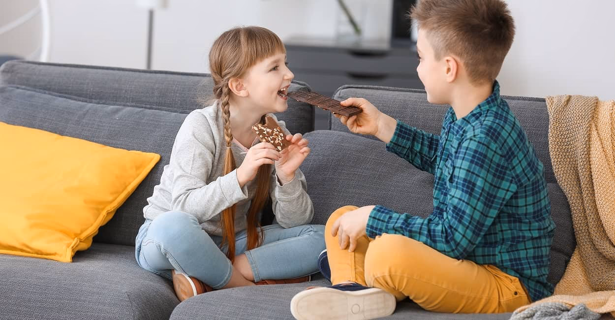 Wie entferne ich Kakaoflecken vom Sofa?