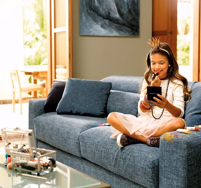 ¿Cómo limpiar un sofá con tela AquaClean?