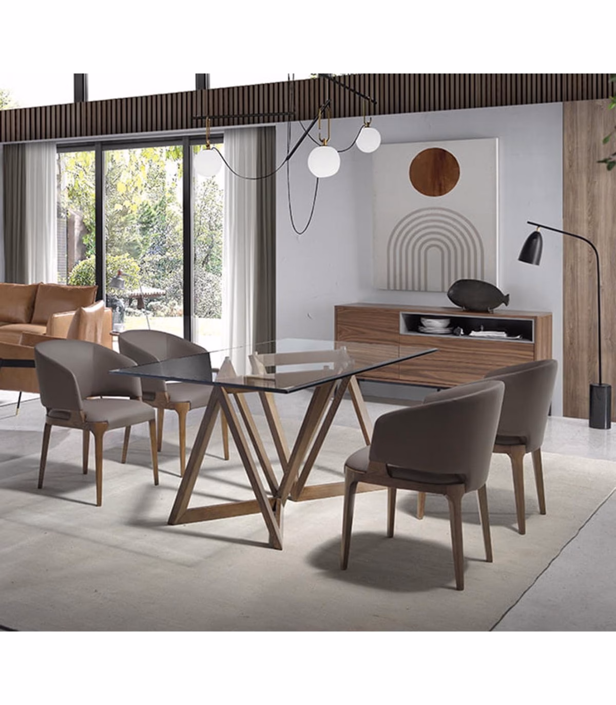 ¿Un sofá debe combinar con las sillas del comedor?