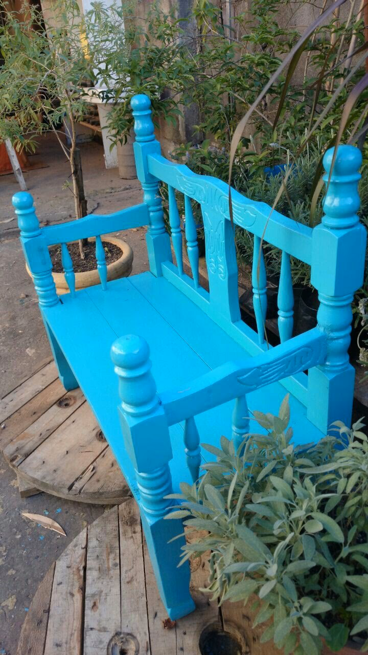 ¿Cómo se llama el mueble que va atrás de la cama?