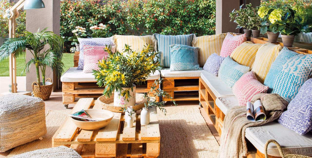 ¿Cómo se llaman los muebles que van detrás del sillón?