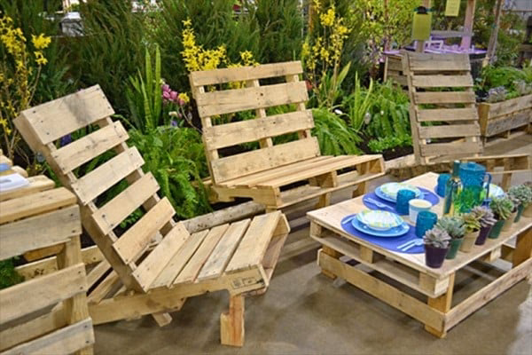 ¿Es buena la madera de palets para los muebles de exterior?