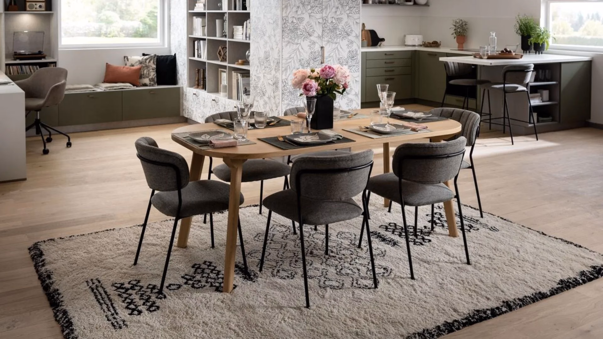 ¿Cuántas sillas entran en una mesa de 2,40 metros?