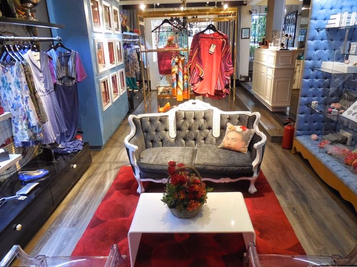 ¿Qué muebles son necesarios para una tienda de ropa?